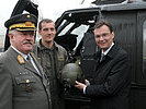 V.l.: General Entacher, Pilot Hauptmann Reisinger, Minister Darabos. (Bild öffnet sich in einem neuen Fenster)