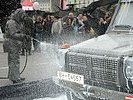Soldaten der ABC-Abwehr demonstrierten die Dekontamination von Fahrzeugen. (Bild öffnet sich in einem neuen Fenster)