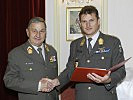 Militärkommandant Brigadier Reißner überreicht die Ernennungsurkunde. (Bild öffnet sich in einem neuen Fenster)