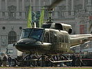 Unter den Blicken vieler Passanten landet der Helikopter am Heldenplatz. (Bild öffnet sich in einem neuen Fenster)