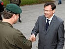 ... begrüßt durch Militärkommandant Brigadier Reißner. (Bild öffnet sich in einem neuen Fenster)