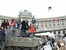 Ein Besucher gleitet über einen "Leopard"-Panzer hinweg. (Bild öffnet sich in einem neuen Fenster)