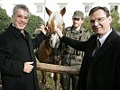 Heinz Fischer und Norbert Darabos mit einem Rekruten und seinem Haflinger. (Bild öffnet sich in einem neuen Fenster)
