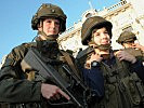 Ein junger Besucher mit der persönlichen Soldaten-Ausrüstung. (Bild öffnet sich in einem neuen Fenster)