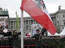 Der Fahnentrupp hisst die Flagge der Republik Österreich. (Bild öffnet sich in einem neuen Fenster)
