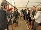 Im Zelt der Garde sind verschiedenste Uniformen des Heeres ausgestellt. (Bild öffnet sich in einem neuen Fenster)