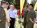 Bürgermeister Michael Häupl im Gespräch mit den Soldaten. (Bild öffnet sich in einem neuen Fenster)