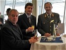 „Auf weitere Erfolge!“ Flughafenchef Gerhard Kunesch, flankiert vom Hörschinger Bürgermeister Anton Korepp (li.) und dem Militärkommandanten Generalmajor Kurt Raffetseder.