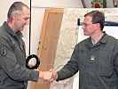 Brigadier Robert Prader gratuliert dem Lehrgang zur erbrachten Leistung.