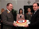 LH-Stellvertreter Erich Haider (li.) mit seiner Geburtstagstorte. Silvia Hackl und Generalmajor Raffetseder gratulieren.