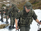 Herausforderung: Die Offiziersanwärter bei einem Marsch mit Schneeschuhen im Gebirge.