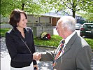 Stadträtin Judith Reichart und Aime Petit vor dem Gedenksstein Oberst Bilgeri in Bregenz.