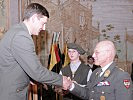 Auch Generalleutnant Commenda (r.) wurde als Ehrenstuckmeister in das Bataillon übernommen.