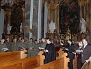 Der Gottesdienst begann bei der Religio-Statue der Stiftskirche.