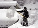 Deutlich zu sehen: Mehr als einen Meter Schnee müssen die Helfer entfernen.