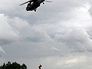 Ein S-70 "Black Hawk" demonstrierte eine Verletztenbergung.