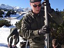 Höhenmeter-Training: Korporal Schäfer legt vor einem Aufstieg die Steigfälle an.