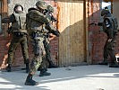 Im Auslandseinsatz werden vor allem Spezialaufgaben multinational gelöst. Im Bild: österreichische Militärpolizei mit deutschen Feldjägern.
