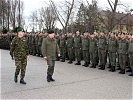 Generalmajor Höfler und der Kommandant des Schweizer Ausbildungszentrums SwissInt, Oberst Brun (li.), vor den neuen Kosovo-Soldaten.