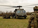 Ein S-70 "Black Hawk" landet während der Übung Truppen an.