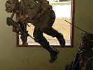 Teil des Trainings: Soldaten dringen in ein Haus ein.