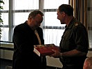 ...erhielt von Generalmajor Kurt Raffetseder ein Erinnerungsgeschenk.