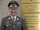 Vizeleutnant Panhölzl präsentiert die Einsatzmedaille vor der deutschen Botschaft in Wien.