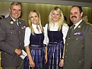 Oberst Alexander Barthou (l.) und Oberst Dr. Alfred Kaser mit Raiffeisen-Mitarbeiterinnen.