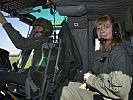 Oberst Andreas Putz und Silvia Stundner im Hubschrauber.
