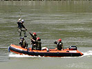 Die Besatzung eines Schlauchbootes wird von einem Flugretter geborgen.