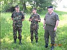 V.l.: Oberst Predrag Markotic und sein Dolmetscher von den kroatischen Streitkräften und Oberst Johann Hehenberger am Truppenübungsplatz Treffling.