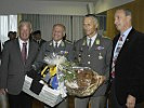 Rainhard Tellian, l., Gerhard Eckelsberger, m., und Johann Gallo, r., gratulierten dem Team und Josef "Tiger" Pachler.