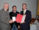 Landeshauptmann Jörg Haider zeichnete Brigadier Polajnar (l.) mit dem großen Ehrenzeichen des Landes Kärnten aus.