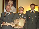 Brigadier Weiss (in der Mitte) mit seinem Abschiedsgeschenk.