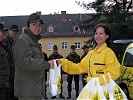 Rekrut Dejan Jukic von der Stabskompanie des Militärkommando OÖ erhält das begehrte Frühstückssackerl.