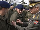 Beim Festakt verlieh Generalmajor Bair die KIOP/KPE-Abzeichen an die Soldaten.