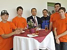 Schieder mit dem Leiter der Lehrwerkstätte beim Heereslogistikzentrum Wels, Thomas Biermeier, (r.) und Lehrlingen.