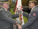 General Entacher,l., übergibt mit dem Feldzeichen der Akademie symbolisch das Kommando an Brigadier Hufler.