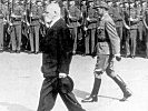 1955: Erster militärischer Festakt durch die provisorische Bundesregierung: Bundespräsident Körner schreitet mit Major Birsak die Front ab.