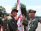 Mit der Übergabe der Fahne ging die Führungsverantwortung offiziell auf den neuen Kommandanten, Brigadier Promberger (r.), über.