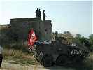 Bundeminister Platter besucht Soldaten der 3. Panzergrenadierbrigade im Kosovo im Sommer 2004.