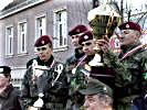 Der slowakische Gewinner der Österreichpatrouille mit dem vergoldeten Wanderpokal