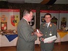 Der Kommandant der Landstreitkräfte zeichnet Oberstleutnant Franz Langthaler mit dem Wehrdienstzeichen 1 Klasse aus und gratuliert zum 25-jährigen Dienstjubiläum.
