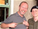 Der Kremser Buergermeister Hoelzl trifft seinen Sohn beim Fest