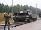 Bei der Entladung der 'Leopard'-Panzer ist Millimeter-Arbeit gefragt.