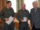 Oberstleutnant Gerhard Skalvy (m.) erhielt das Goldene Ehrenzeichen.