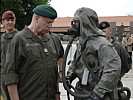 General Ertl bei der neu aufgestellten ABC-Abwehrkompanie des Panzerstabsbataillons 3...