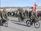 Die beruehmten Schweizer Radfahr-Soldaten eröffneten die Parade in Thun...