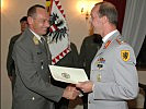 Brigadegeneral Blotz (r.) gratuliert Brigadier Pronhagl zur Auszeichnung.