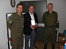 Brigadier Michael Kaes, r., und Oberst Pracher bedanken sich bei Kärntnermilch Geschäftsführer Helmut Petschar.